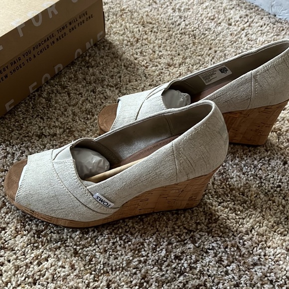Toms Wedge Shoes 6.5 - Picture 4 of 7